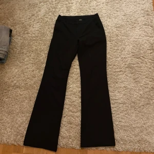 Kostymbyxor - Snygga svarta bootcut kostymbyxor från Lindex, använda fåtal gånger så de är i bra skick