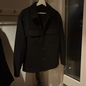 Uniqlo overshirt - En asfet overshirt ifrån uniqlo, riktigt skön och i kvalitativt material, storleken är xs men skulle säga att den passar m, nästan sprillans ny och tror inte den säljs längre, tror nypris var 900kr. Hör av dig vid minsta fråga!