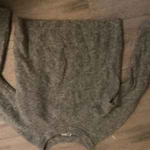 Grå stickad tröja - Endast provad så i nyskick 