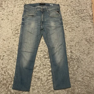 Replay Anbass - Superdyra replay Anbass jeans i ett mycket bra skick! Storlek 31/32