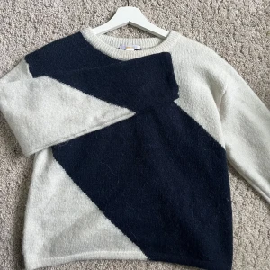 Mörkblå/vit stickad tröja - Jätte snygg tröja med ett diagonalt mönster, den är knappt använd så den är som ny. Storlek 158/164 men passar mig som har Xs,s. 