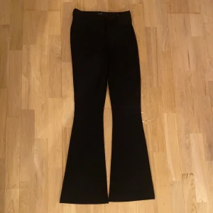 Svarta kostymbyxor - Ett par svarta kostymbyxor från vero moda! Nästan helt oanvända och sitter superfint! Storlek står inte på byxorna men jag har storlek 34/36  xs/s  i byxor och dem sitter bra och är bra i längden. 💕