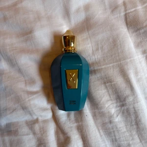 Xerjoff Erba Pura - 2ml parfymprov - Det här är vad lyx doftar som när den leker. Söta frukter, silkeslen vanilj och oemotståndlig elegans. Tänk dig nyplockade citrusfrukter i en italiensk trädgård, en varm bris och en känsla av att livet just börjat. Frisk, fruktig, sensuell – och den lämnar ett spår som varar. Det är doften av att vara minnesvärd. 🍊 Karaktär: Söt, fruktig, sofistikerad 👥 Perfekt för: Alla årstider, unisex 🍬 Doftprofil: Apelsin, bergamott, mysk, vanilj 💧 Volym: 2 ml – ca 25–30 spray