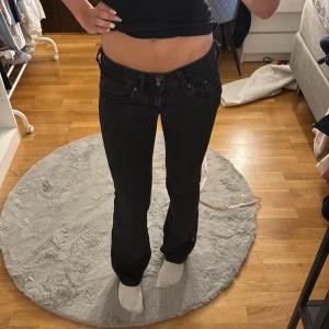 Svarta ltb low waist jeans  - Super snygga svarta ltb som är lågmidjade och bootcut , storlek 26/34. Midjemått 35 o innerbenslängden 82. Jag är 170