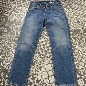Levi's 501 blå jeans straight fit - Klassiska blå Levi's 501 jeans med raka ben och knappgylf. Jeansen har en tidlös tvätt och är tillverkade i slitstarkt bomullsjeans. Använda 1 gång! 