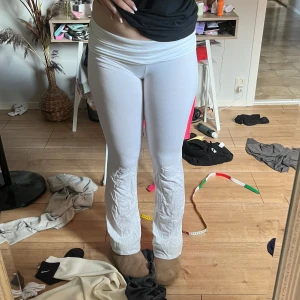 BYXORNA ÄR RESERVERADE!!!❤️ - Säljer ett par vita yoga pants från barn avdelningen på Gina Tricot i strl 170. Har klippt bort tvättlappen då den lös igenom eftersom byxorna är ganska så genomskinliga. Inga defekter. Skriv gärna vid frågor❤️