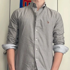 Ralph Lauren skjorta S - Väldigt snygg Ralph Lauren skjorta perfekt på sommaren. Mycket bra skick, säljer för 449kr priset kan absolut diskuteras.