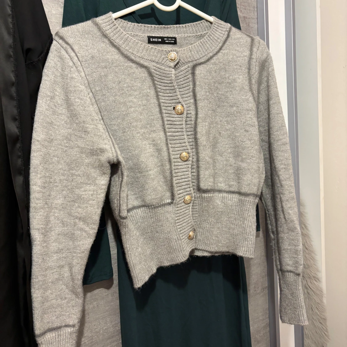 Grå kofta från SHEIN med guldknappar