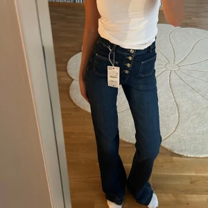 Nya zara jeans - Säljer mina helt nya och slutsålda zara jeans! Snygga knappar o fickor framtill, dom är bootcut o långa.😍Storlek 34!