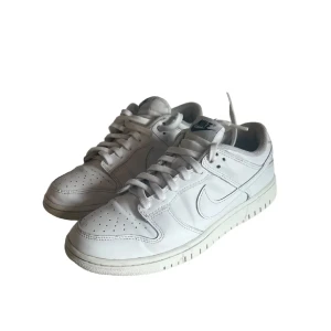 Nike dunk low - Snygga, stilrena och alltid i trend – dessa vita Dunk Lows passar till allt! Perfekta både till vardags och för att lyfta din streetwear-look. ✔️ Klassisk silhuett ✔️ Skön passform ✔️ Fräscha och rena – redo för sommarens outfits!