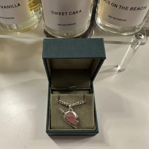 Maria Nilsdotter you and me necklace  - You and me necklace från Maria Nilsdotter, den högra halvan. Kedjan är i 45, sparsamt använt och är väldigt fint skick. Alla boxar och kvitto medkommer. Är öppen för prisförslag