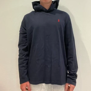 Marinblå Ralph Lauren hoodie  - Marinblå Ralph Lauren Hoodie || Storlek M || Mitt pris 499kr || Hoodien är i bra skick, däremot saknas snörena || Modellen på bilden är 170cm och väger 62kg || Tveka inte på att höra av dig vid frågor eller funderingar 