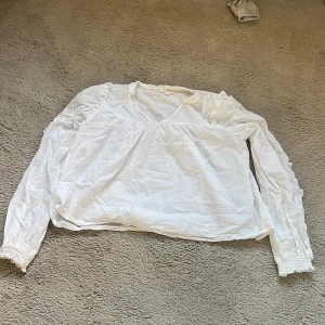 En jätte fin topp! - En underbar topp som pirrar upp dagen. Du stortrivs i tröjan och perfekt när det är varmt.