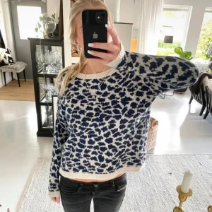 Blåvit leopardmönstrad stickad tröja - Lånad bild från tjejen jag köpte av här på Plick. Men säljer en skitsnygg leopard mönstrad tröja