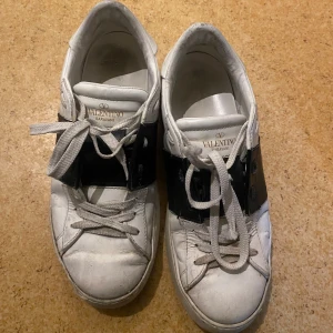 Valentino open sneakers - Säljer nu dessa fina valentino open skor | Storlek 38 | Kvitto ingår som intygar äktheten | Hör gärna av er vid frågor eller funderingar 😊