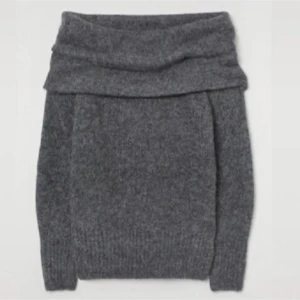 Grå offshoulder stickad tröja - Off sholder stickad tröja från HM, jag har använt den cirka 2 gånger men den är köpt från Vinted tidigare. Inga defekter och super skön🥰Storlek XS men passar allt från xs-M