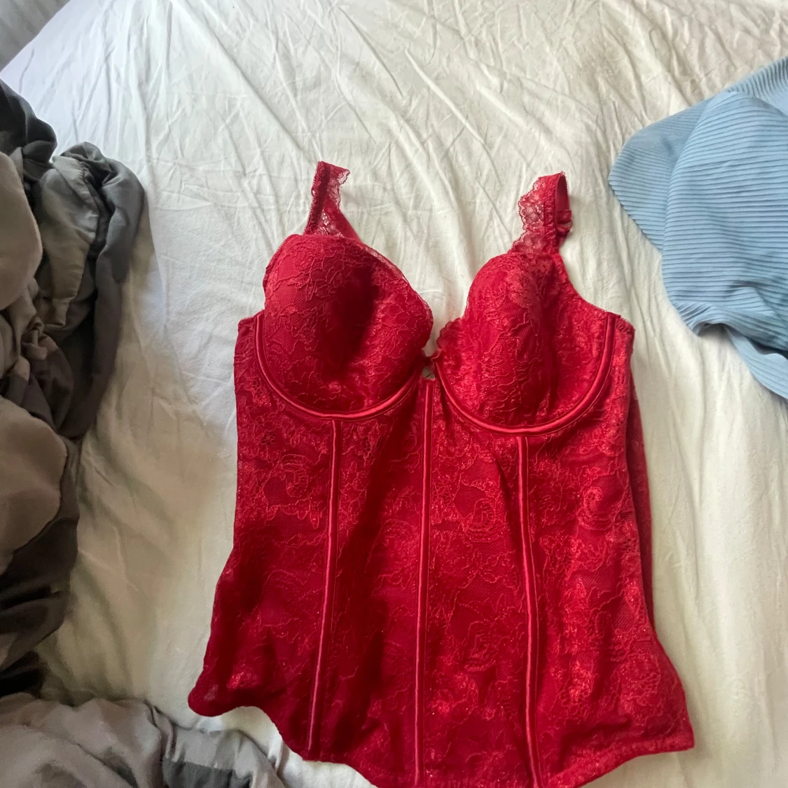 Röd spetskorsett med breda axelband