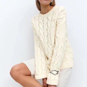 Kabelstickad tröja från ginatricot - Använd fåtal gången men superfint skick! Storlek M för att få den mer oversized på mig som är S! Säljer för 250