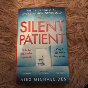 The Silent Patient - En psykologisk thriller som blivit en TikTok-sensation! Alicia Berenson skjuter sin man och slutar tala. Endast en person kan få henne att avslöja sanningen. Perfekt för dig som gillar spänning och oväntade vändningar.