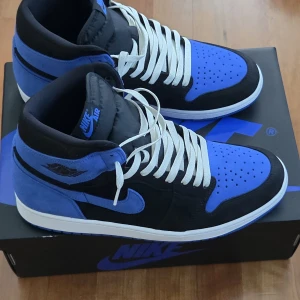 Nike air jordan 1 high, EU 45.5  - Nike air jordan 1 high. Storlek EU 45.5.  Begagnade I bra skick,  se bilder.  Material: suede 