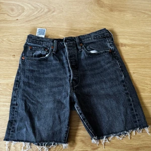 Svarta jeansshorts från Levi's - Snygga svarta jeansshorts från Levi's. Shortsen är ett par avklippta 501. Dom går absolut att klippa kortare så man får ett par klassiska 501 shorts. Aldrig använda 💓