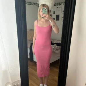 Klänning - En rosa klänning storlek S från New yorker men en slits på ena benet (se bild)