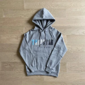 Grå Trapstar hoodie  - GADEROBRENSING 