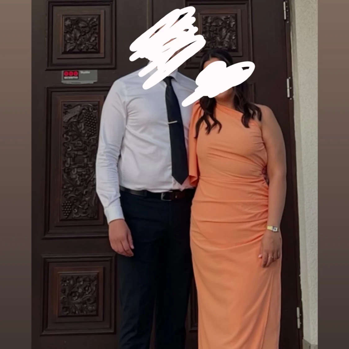 One shoulder långklänning i orange