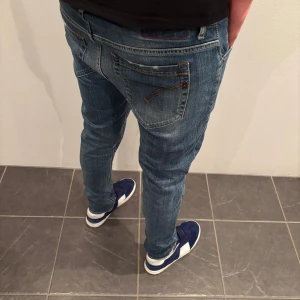 Dondup Jeans George  - Dondup Jeans George! Trendigaste jeansen på marknaden.  Skick= 9/10 Ny pris= 4000 kr Säljs för= 849 kr