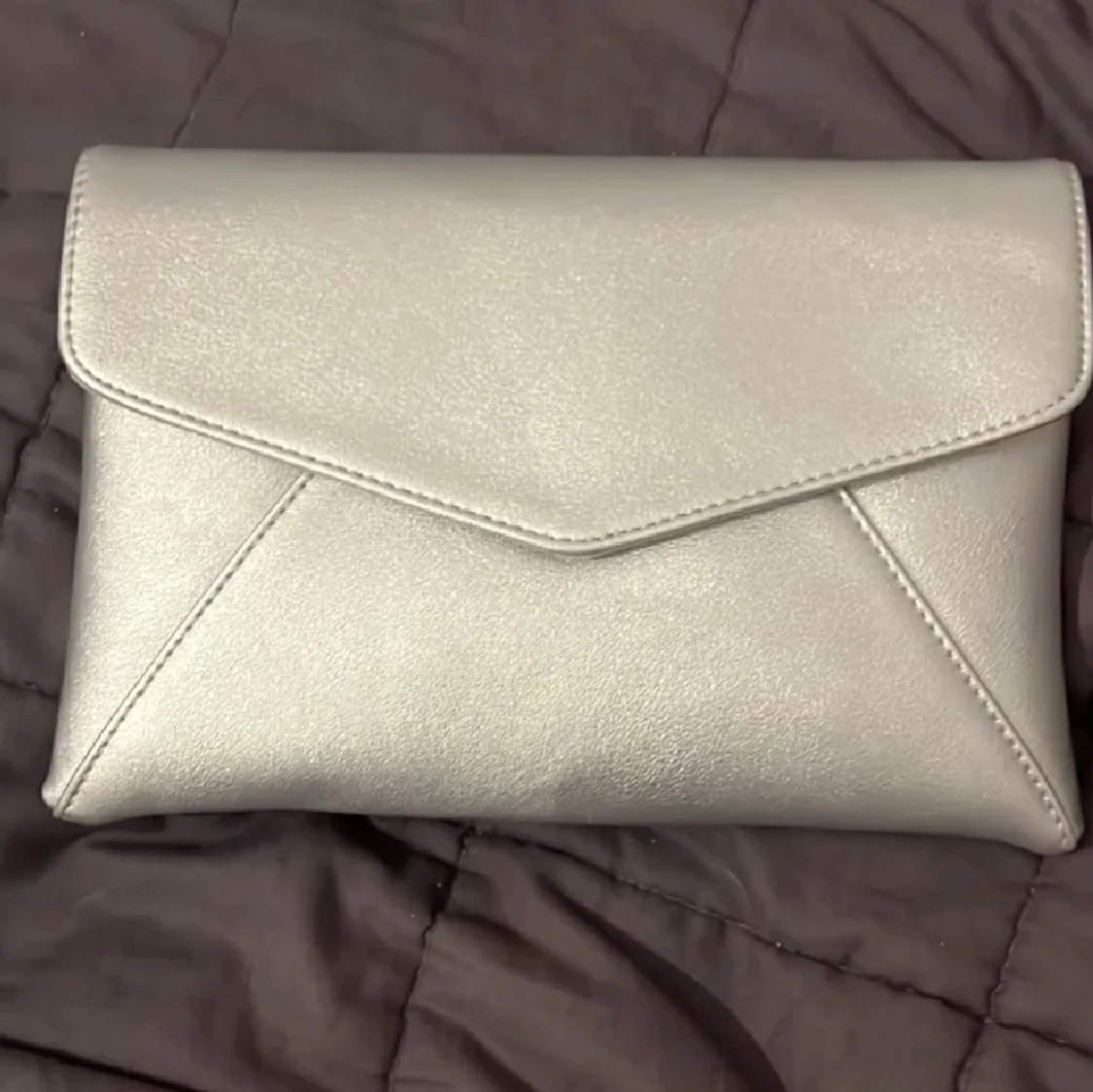 Silver kuvertväska från Anna Field