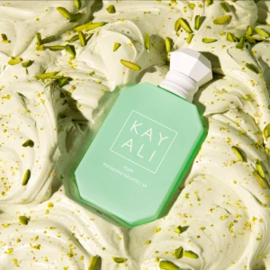 Kayali Yum Pistachio Gelato Parfym - Yum Pistachio Gelato | 33 Eau de Parfum Intense är en utsökt explosion av oemotståndliga och ätbara noter som pistage, överdådig vispad grädde, rostade hasselnötter, söt rom, fluffig marshmallow och mousserande sockervadd. En verkligt läcker doft som charmar med ett oförglömligt intensivt gourmetdoftspår som får dig att lukta gott nog att äta! Yum Pistachio Gelato | 33 Eau de Parfum Intense öppnar upp med läckra facetter av hasselnöt och pistage blandat med rom för ett lockande första intryck. 