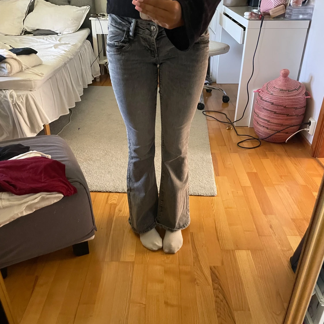 Grå bootcut jeans från Gina Tricot - 1