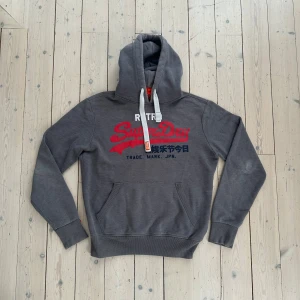 Superdry Hoodie - En snygg superdry hoodie i storlek S.                     Den har inga defekter och i väldigt bra skick⭐️            Pris kan diskuteras👍                                       Kontakta vid frågor, bud eller köp!😃