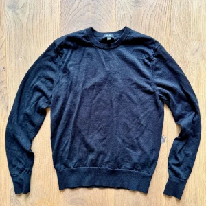 Svart uniqlo tröja - Säljer en svart uniqlo tröja i storlek xs eftersom den blivit för liten, jag han inte använda den mycket så den är i bra skick, om du vill ha fler bilder eller frågor skriv!