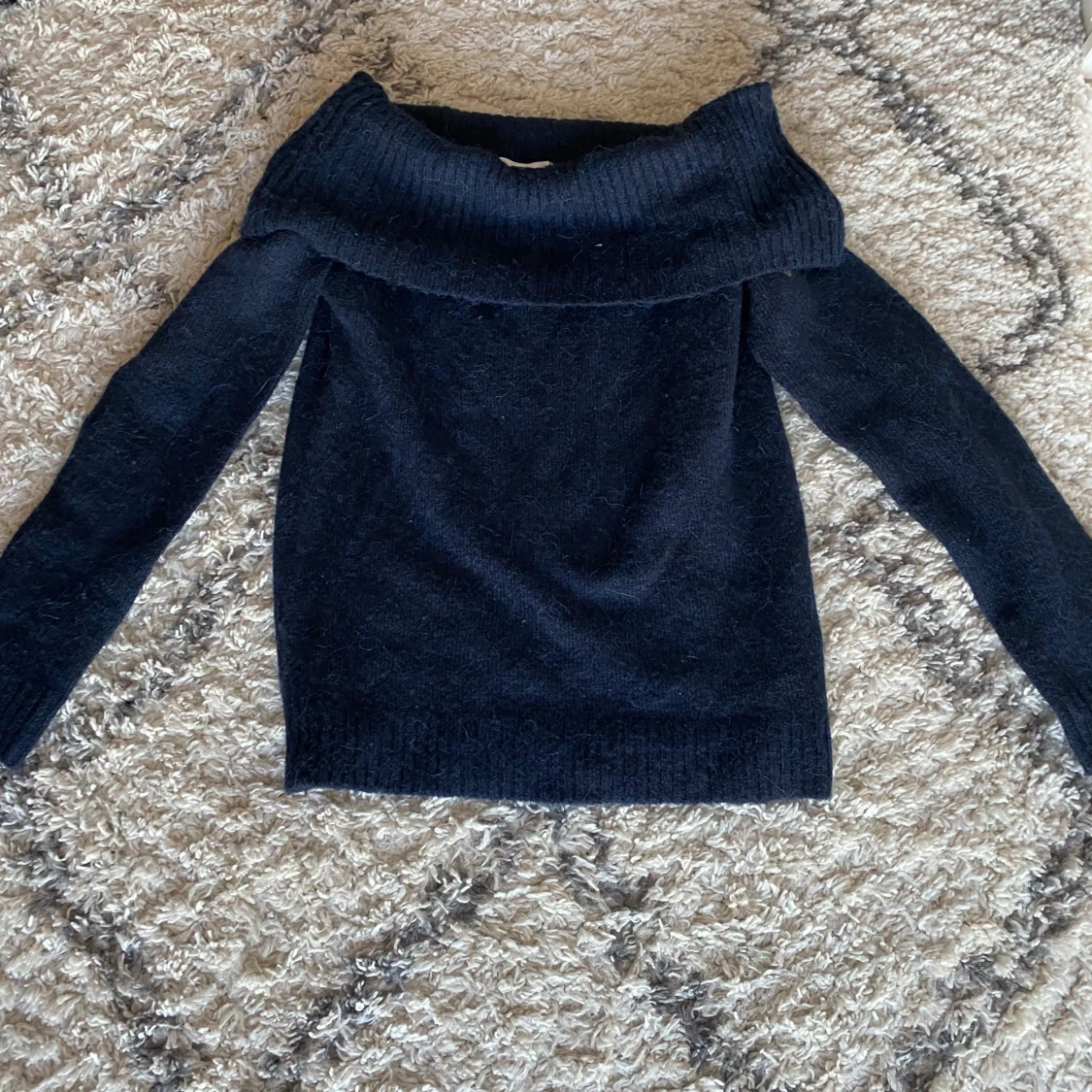 Mörkblå  offshoulder stickad tröja