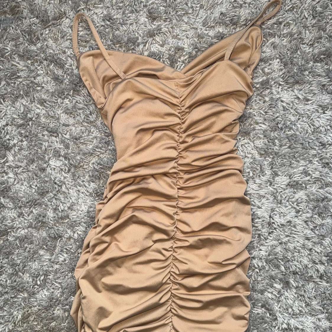 Beige omlott kortklänning med rynk - 1