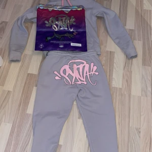 Syna world tracksuit - Kvitto finns! Accepterar prisförslag på 1000kr!Kom gärna med prisförslag i dm!Syna world tracksuit. Använd några gånger men inte min stil längre. Den är strl XS men borde passa S ändå. Alla klistermärken och påsen tillkommer med köp. Priset går att diskuteras i dm! Skriv gärna vid frågor!