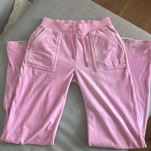 Rosa juicy couture - Säljer ett par ljusrosa juicy couture dom är i väldigt bra skick bara att dom har lite fläckar nertill 