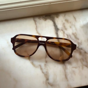 Bruna glasögon från Corlin Eyewear - Snygga solglasögon från Corlin Eyewear. Modell, GELO TORTOISE CINNAMON Nypris 1300 Fodral ingår.