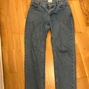 Street Loose jeans från Grunt, mid blue - Säljer ett par street loose jeans från Grunt i snygg mellanblå tvätt. Modellen har rak passform, klassiska fem fickor och midja. Perfekta för dig som gillar en avslappnad stil. Materialet är tålig denim i bomull.