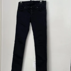 Svarta skinny jeans Tiger of Sweden - Svarta jeans från Tiger of Sweden, modell Skogsberg. Snygg skinny fit med klassisk femficksdesign och diskret logga vid fickan. Jeansen är i stretchigt material för en bekväm passform och har dragkedjegylf.