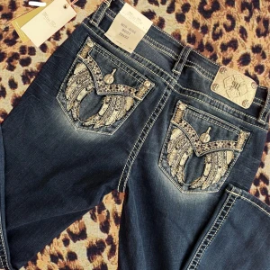 Miss Me Bootcut Jeans helt nya💞 - Säljer dessa helt nya miss me jeans köpta från deras hemsida. HELT NYA oanvända. Mid waist  Säljer då jag köpte fel storlek🥰 lägg gärna prisförslag skriv om du har några frågor💞 har lappar och påse kvar
