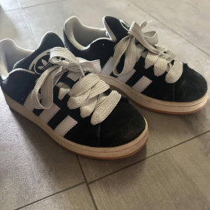Adidas Campus svart/vit sneakers 38 - Svarta Adidas Campus sneakers i storlek 38. Kommer inte till användning och är inte använda så många gånger. 
