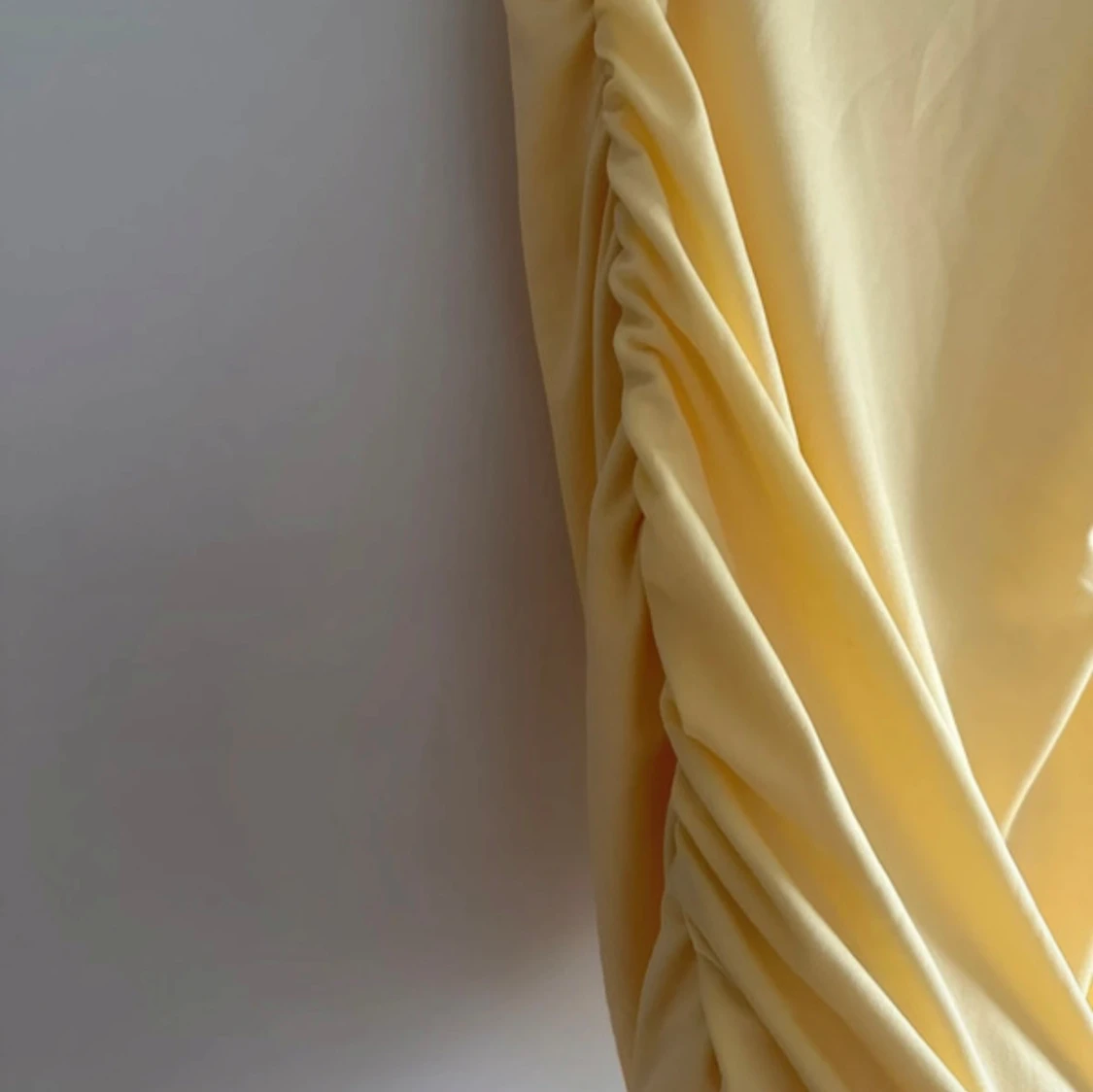 Gul kort klänning med drapering - 2