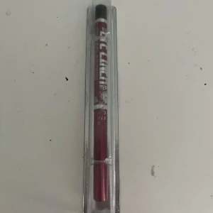 Svart eyelinerpenna från Bell - Säljer en svart eyelinerpenna från Bell Professional. Pennan har klassisk design med röd kropp och svart kork, och kommer i originalförpackning. Perfekt för att skapa skarpa eller sotade linjer runt ögonen.