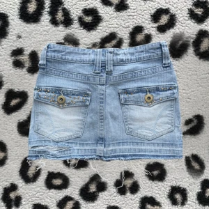 Lågmidjad ljusblå jeanskjol med slitningar  - perfekta jeanskjolen i så fin färg och design 🎀uppskattar storleken som xxs/32