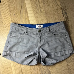 Grå shorts, lågmidjade - Jättesnygga shorts från chillin i stl s. Säljer på grund av att shortsen tyvärr inte var i min storlek. Pris kan diskuteras!💕