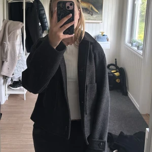 Kappa - Svart kappa från Lager 157, köpt för 350 eller 400kr i storlek S. Finns inprincip inga tecken på användning. Tar gärna emot prisförslag💕