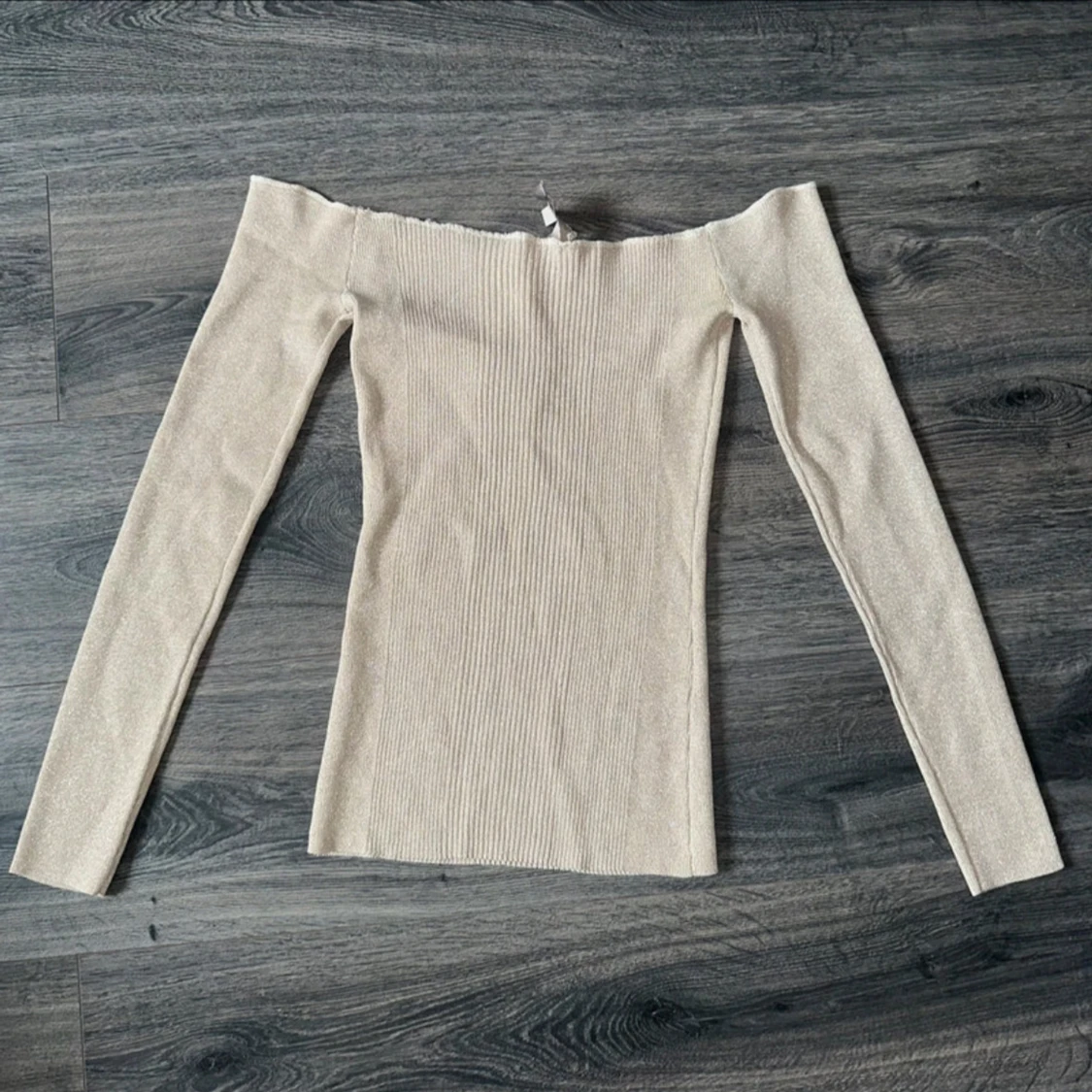 Glittrig offshoulder topp från Coast