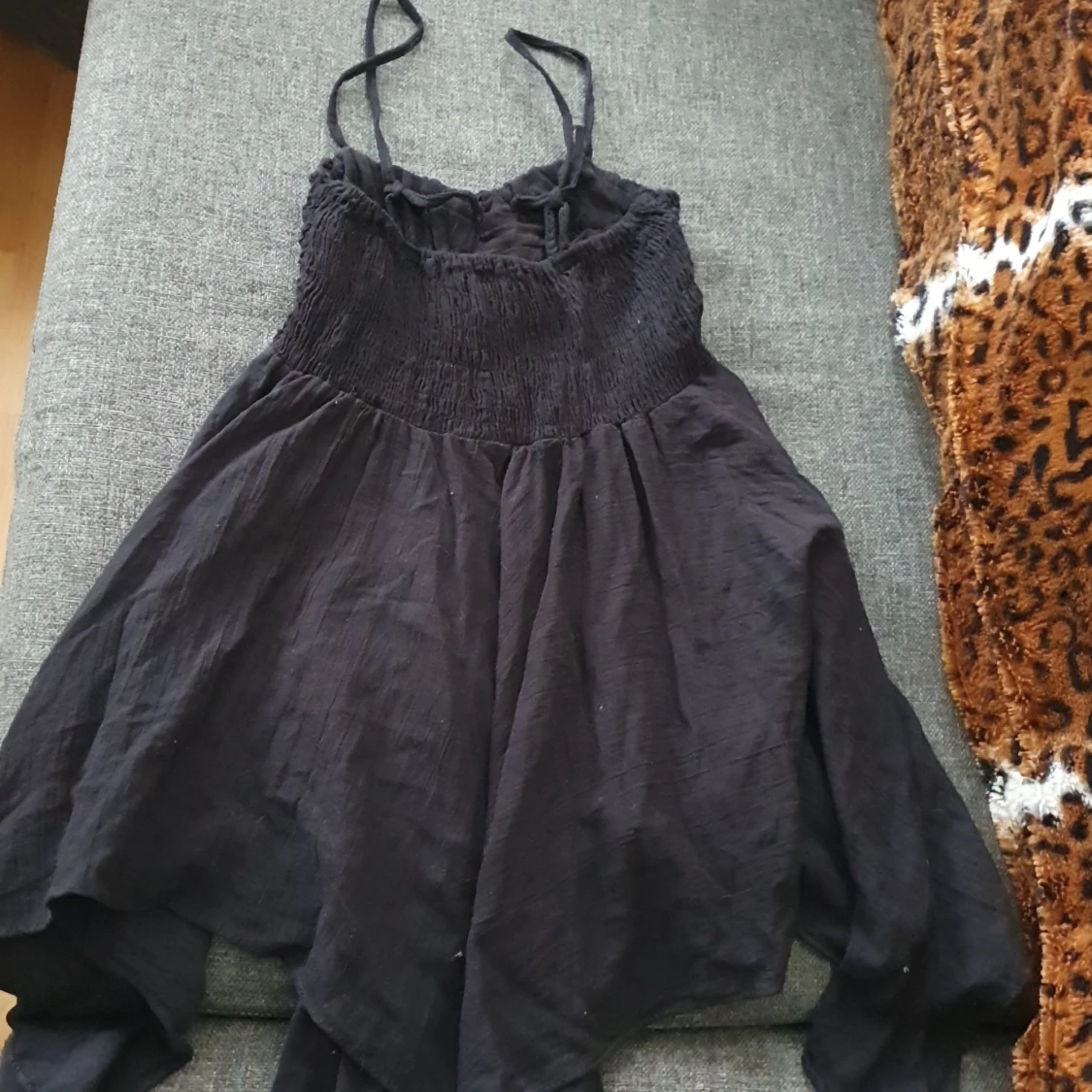 Svart kortklänning med smock och knappar - 1